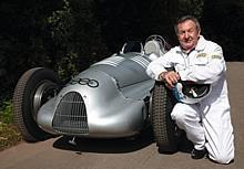 Pink Floyd-Drummer Nick Mason lenkt in Goodwood den Auto Union Typ D, der ein letztes mal live zu sehen sein wird, ehe er ins Audi musem mobile einzieht. Foto: Auto-Reporter/Audi